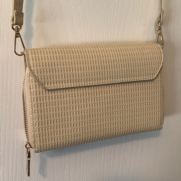 Vegan Cream Crossbody - Picture 3 of 5